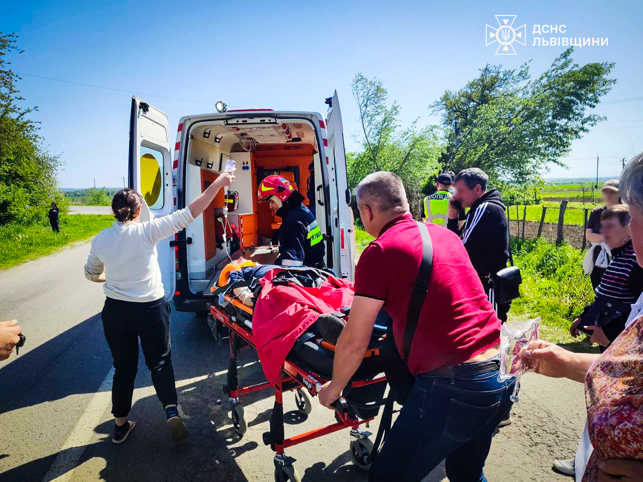 На Львівщині внаслідок ДТП водія затисло в автомобілі