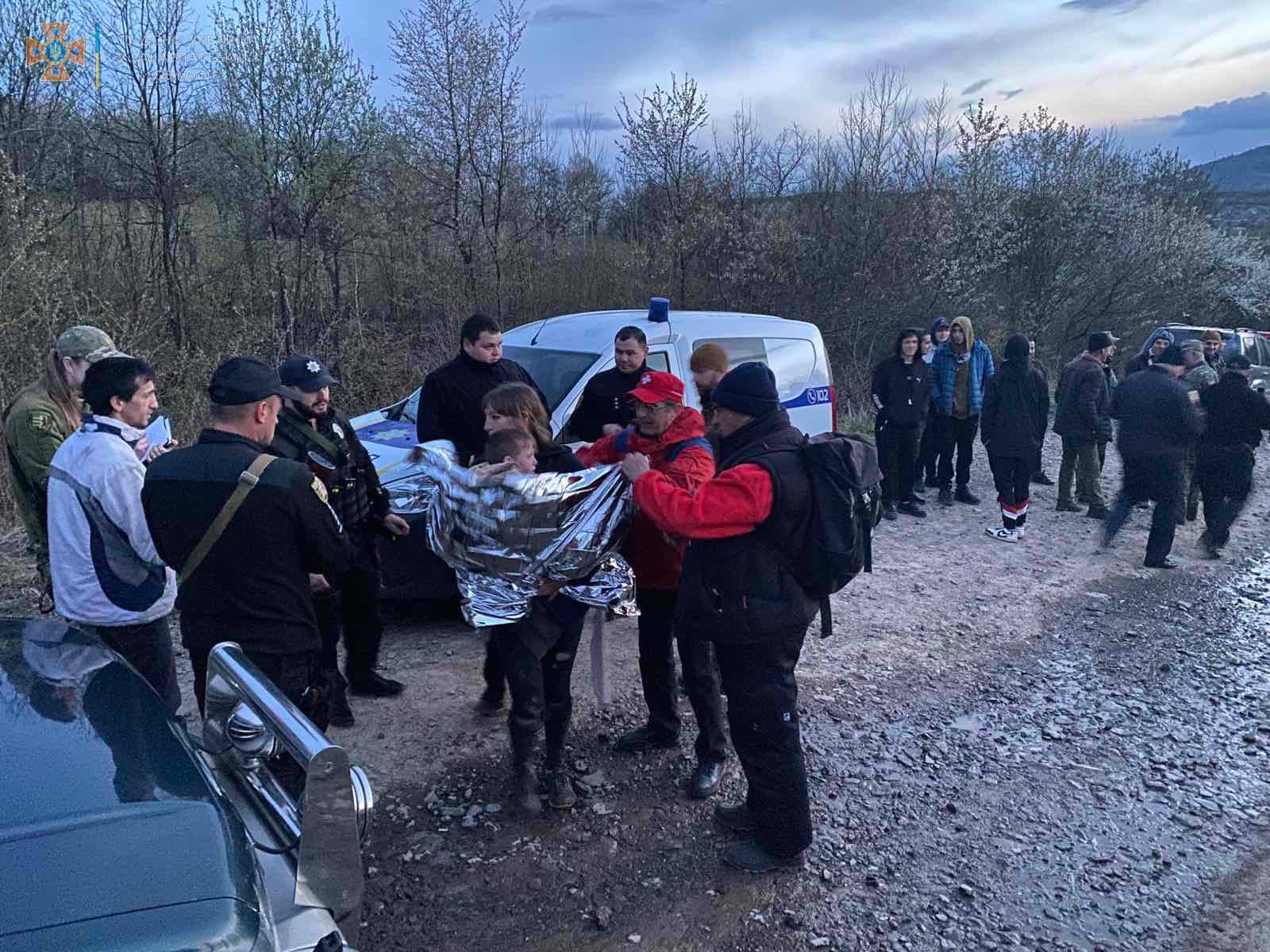 Майже сотня людей шукали 4-річного хлопчика, який заблукав у лісі на Закарпатті