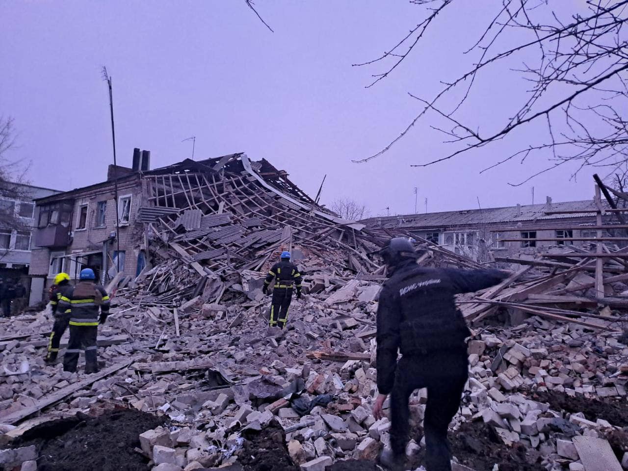Удар по Великому Бурлуку: з-під завалів дістали тіло п’ятої жертви