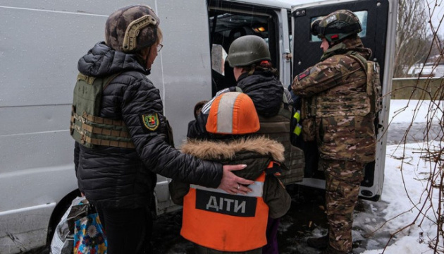 На Донеччині з п'яти населених пунктів евакуювали всіх дітей