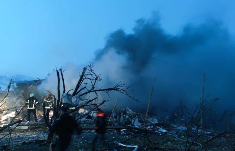 Росія вдарила по передмістю Дніпра. Є постраждалі, під завалами люди