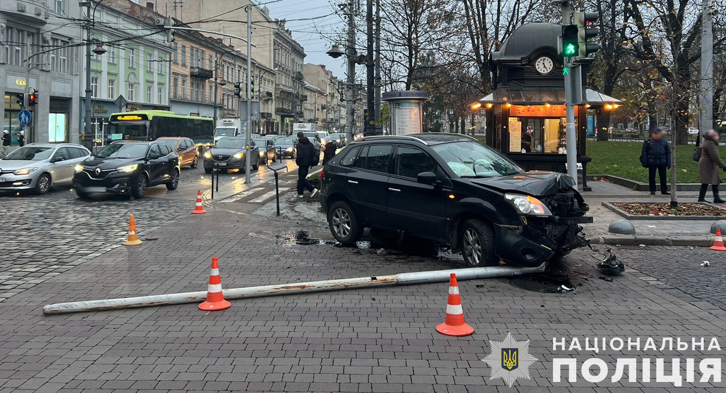 ДТП у центрі Львова: водій, який зніс стовп, помер