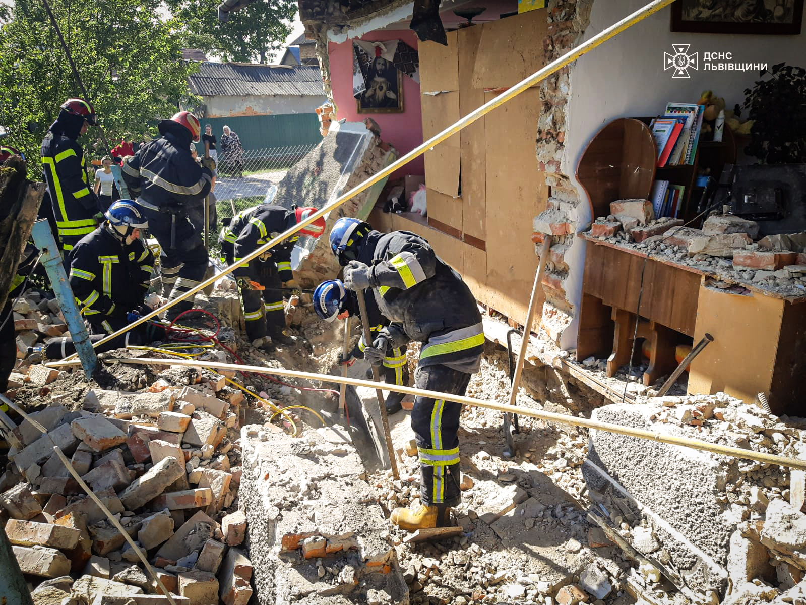 Поблизу Львова обвалилася стіна житлового будинку: під завалами знайшли 4-річну дівчинку