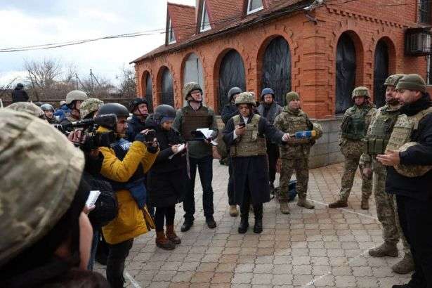 Українські депутати і міжнародні журналісти потрапили під обстріл у зоні ООС