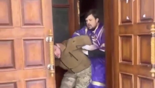Священник УПЦ МП побив військового у Хмельницькому. Поліція відкрила справу