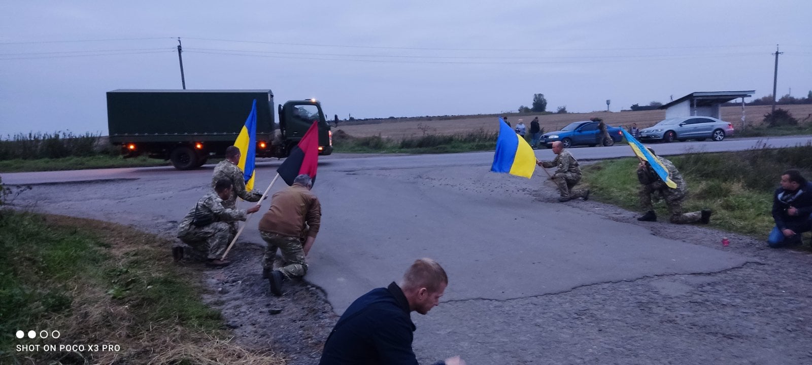 Поблизу Сокаля на колінах зустріли учасника АТО, який загинув на полігоні