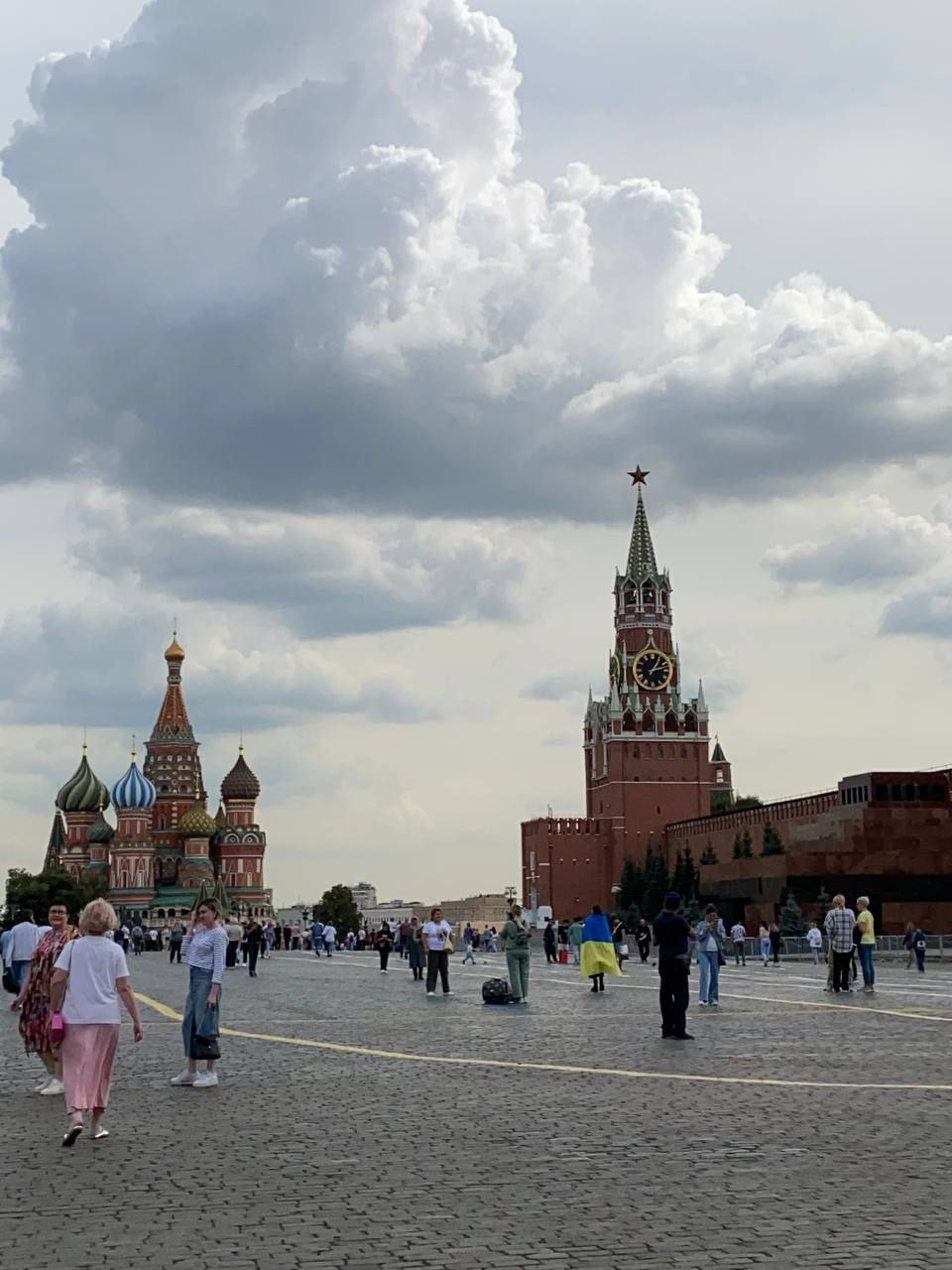 Одна - воїн. На Красній площі в Москві схопили жінку із синьо-жовтим прапором. Фото дня
