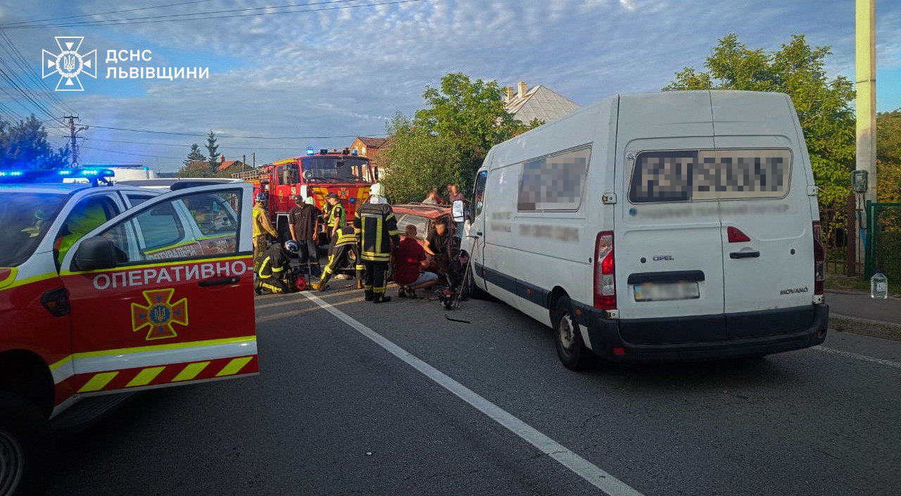 Рятувальники показали, як деблокували людину з понівеченого авто у Бібрці на Львівщині (нові фото аварії)