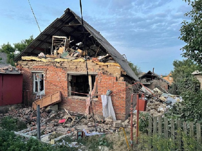 Нікополь знов у вогні: 30 ворожих «Градів» знищили приватні будинки, є загиблі й поранені