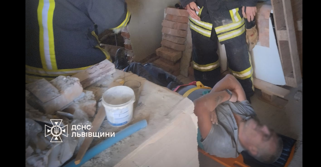 На Львівщині чоловік впав у півтораметрове заглиблення в підлозі