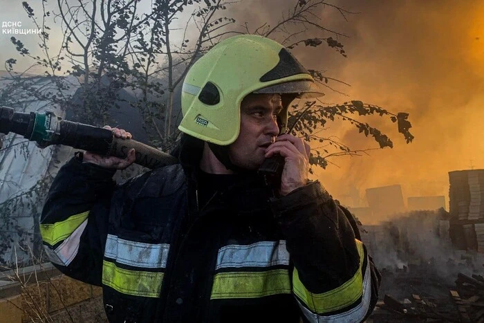 Уламки «Кинджалів» впали у трьох районах Києва: що відомо