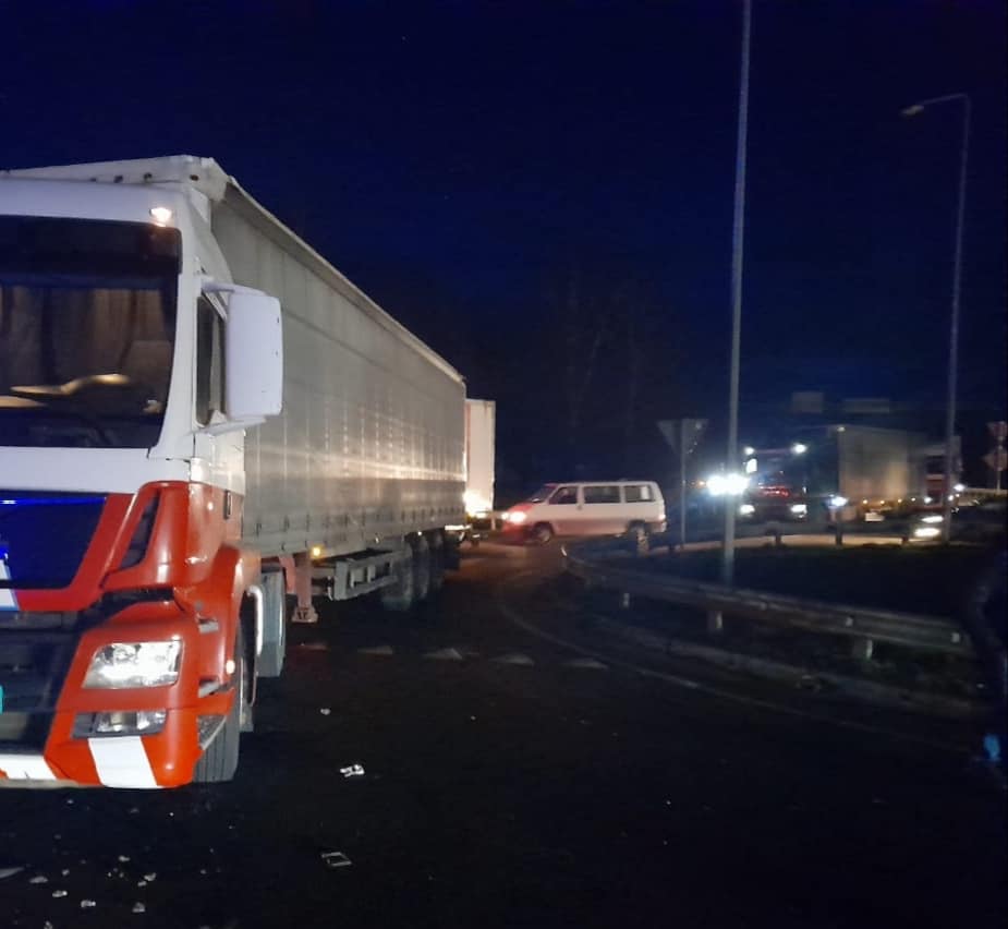 Зіткнення фури з автобусом на Львівщині: затримали водія вантажівки, який не пропустив маршрутку