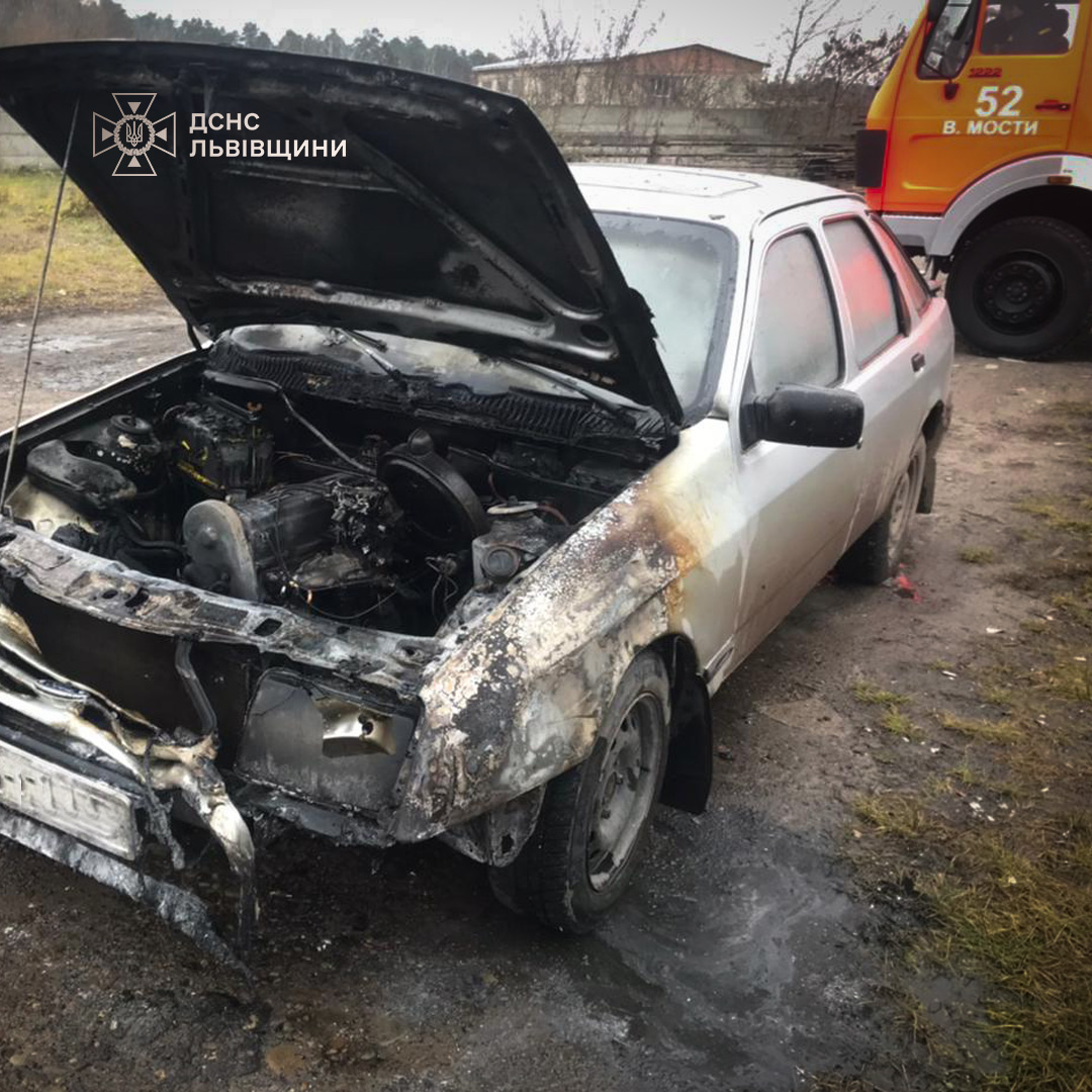 На Львівщині під час руху загорілося авто