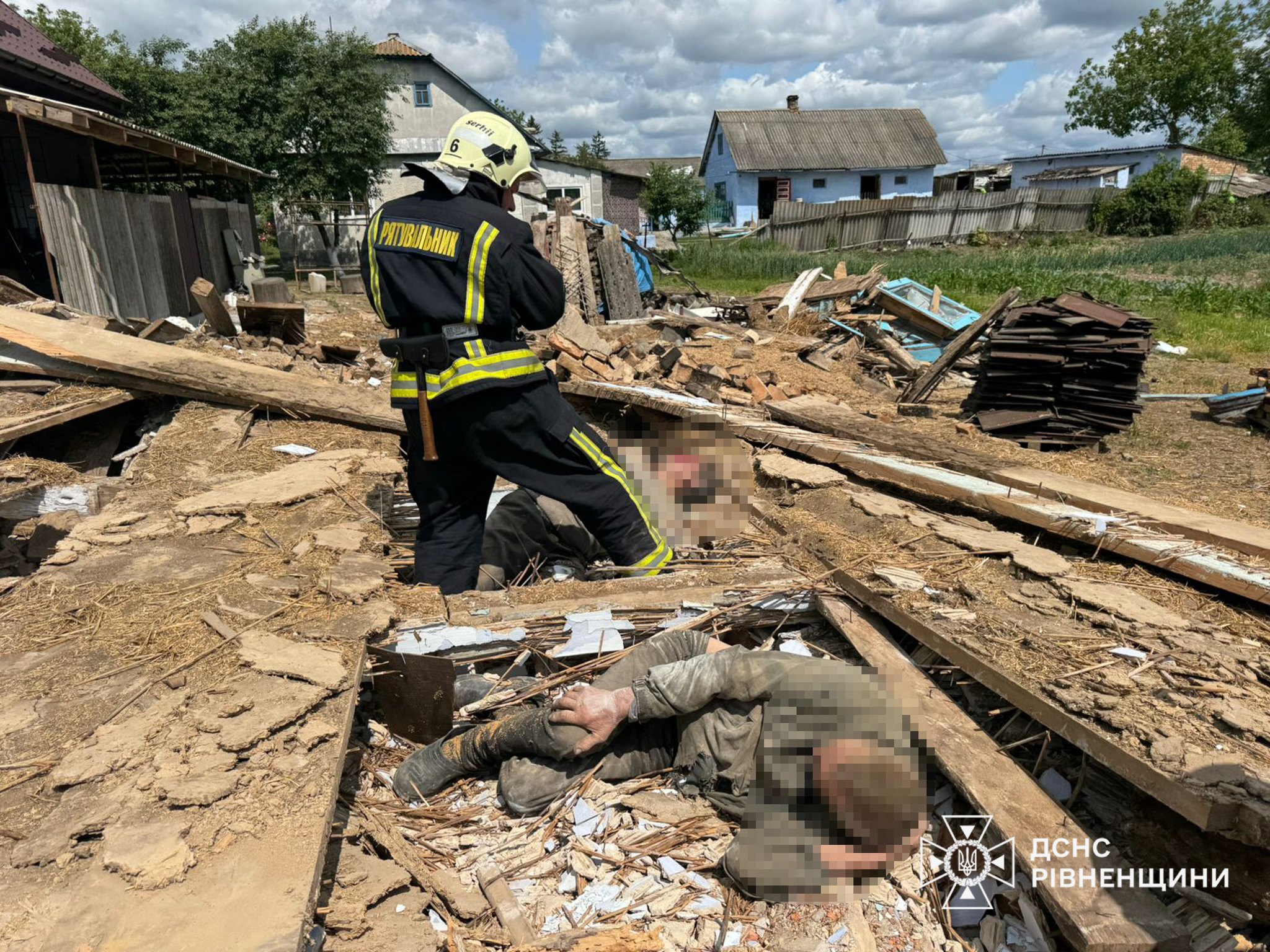 На Рівненщині на чоловіків обвалився дерев’яний житловий будинок (фото)