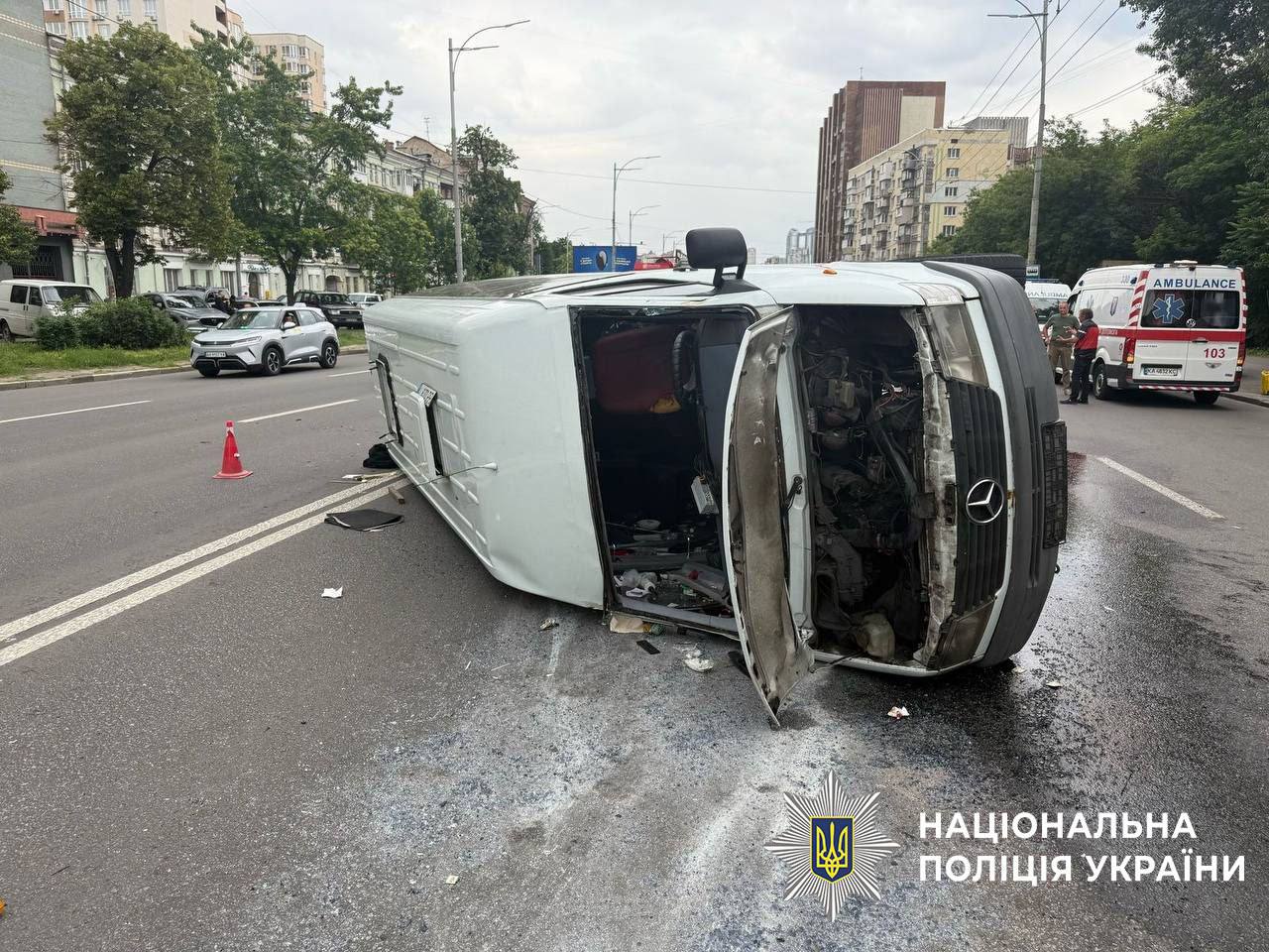 У Києві перекинувся пасажирський мікроавтобус: є травмовані