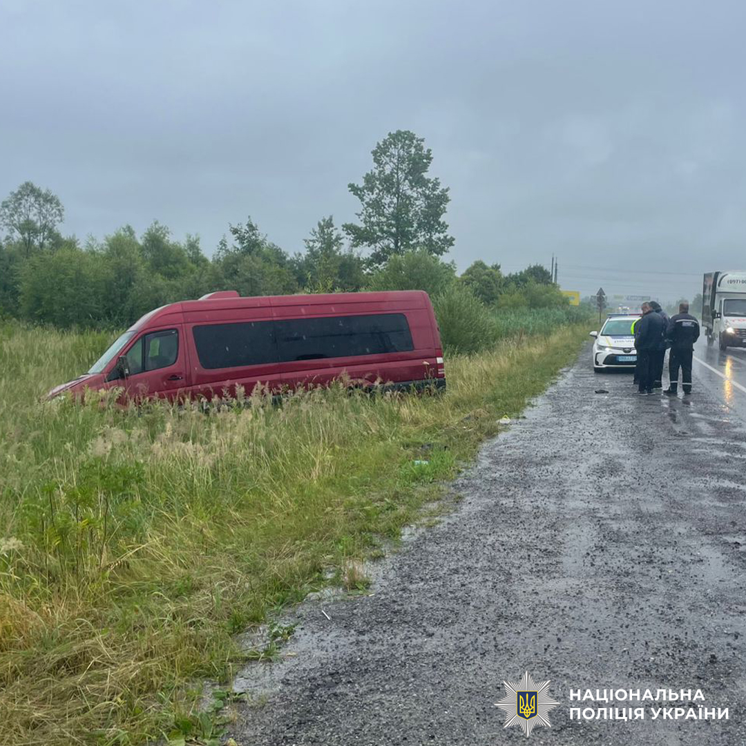 Поблизу Львова водій мікроавтобуса збив  36-річного пішохода (фото)