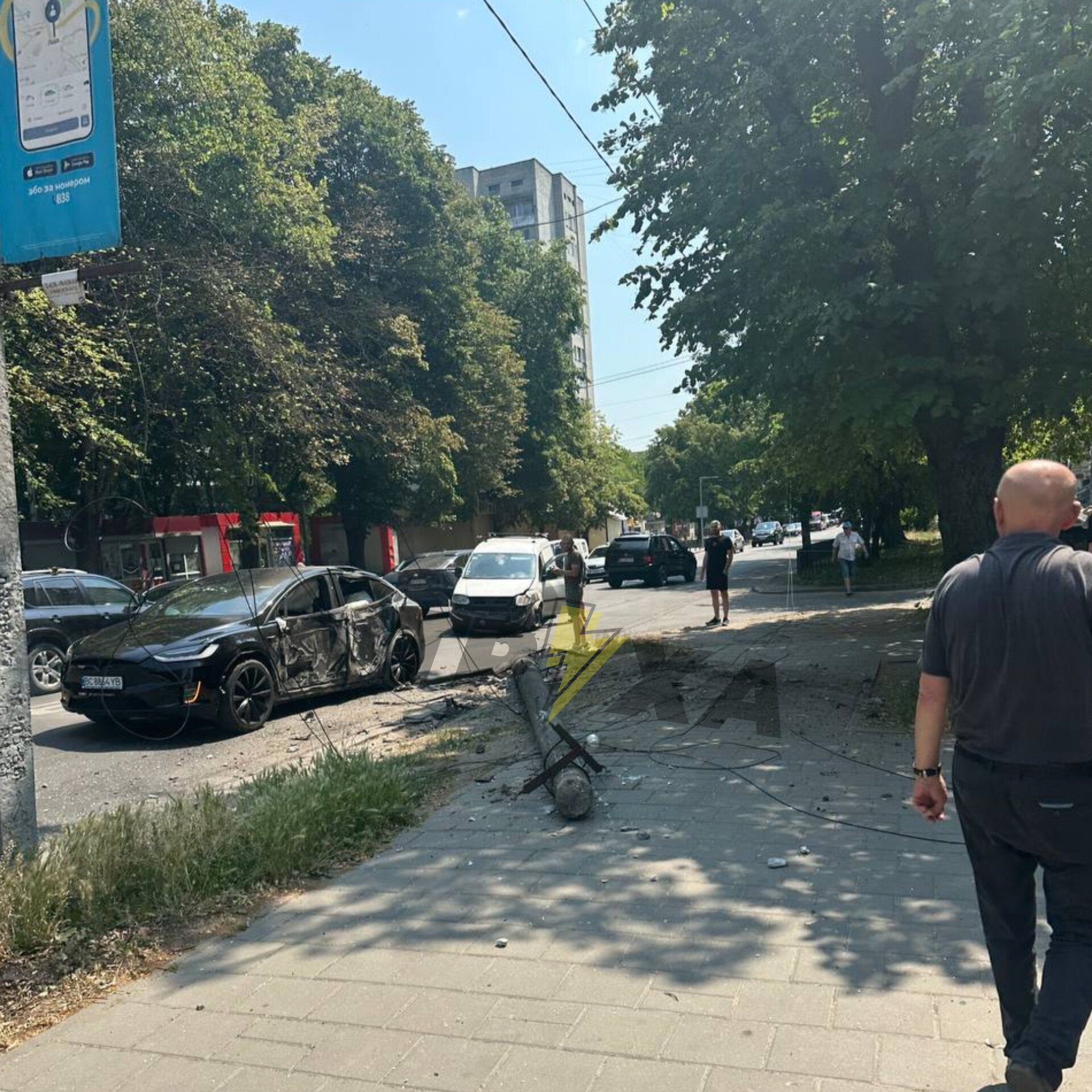 У Львові автівка знесла стовп, рух транспорту ускладнено