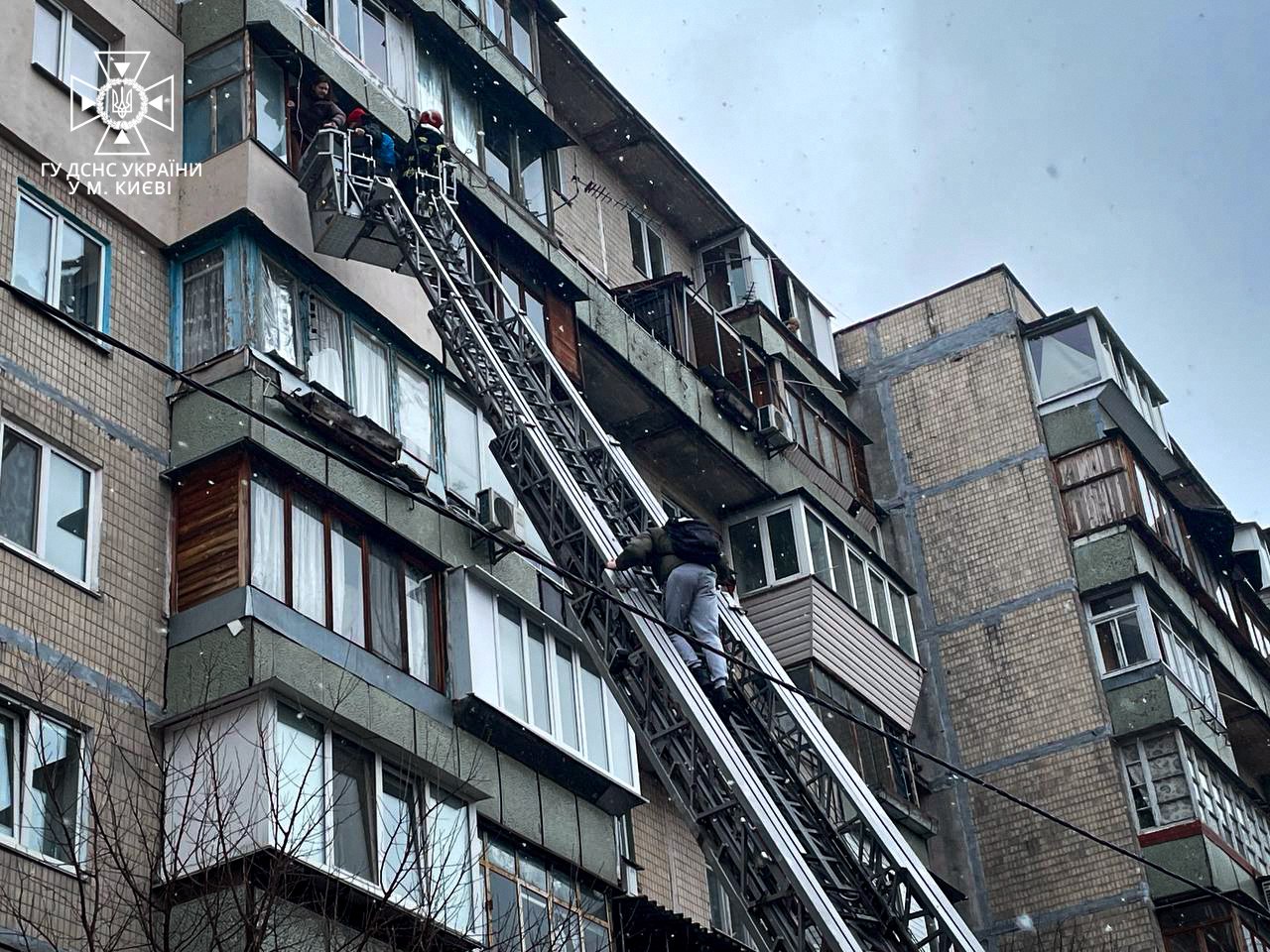 У Києві горіла багатоповерхівка, загинула жінка