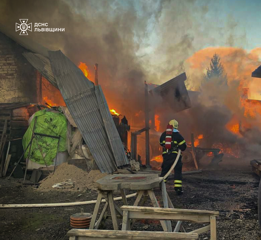 На Львівщині горіли господарська будівля, бочка з мастилом та трактор