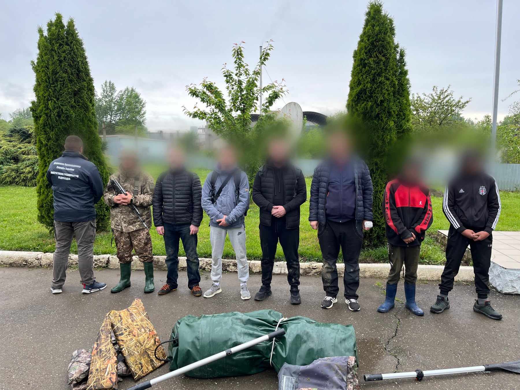 Четверо чоловіків планували перегони Тисою на гумових човнах: прикордонники перешкодили