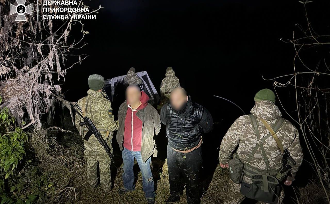 Двоє чоловіків на надувному матраці плили за кордон (фото)