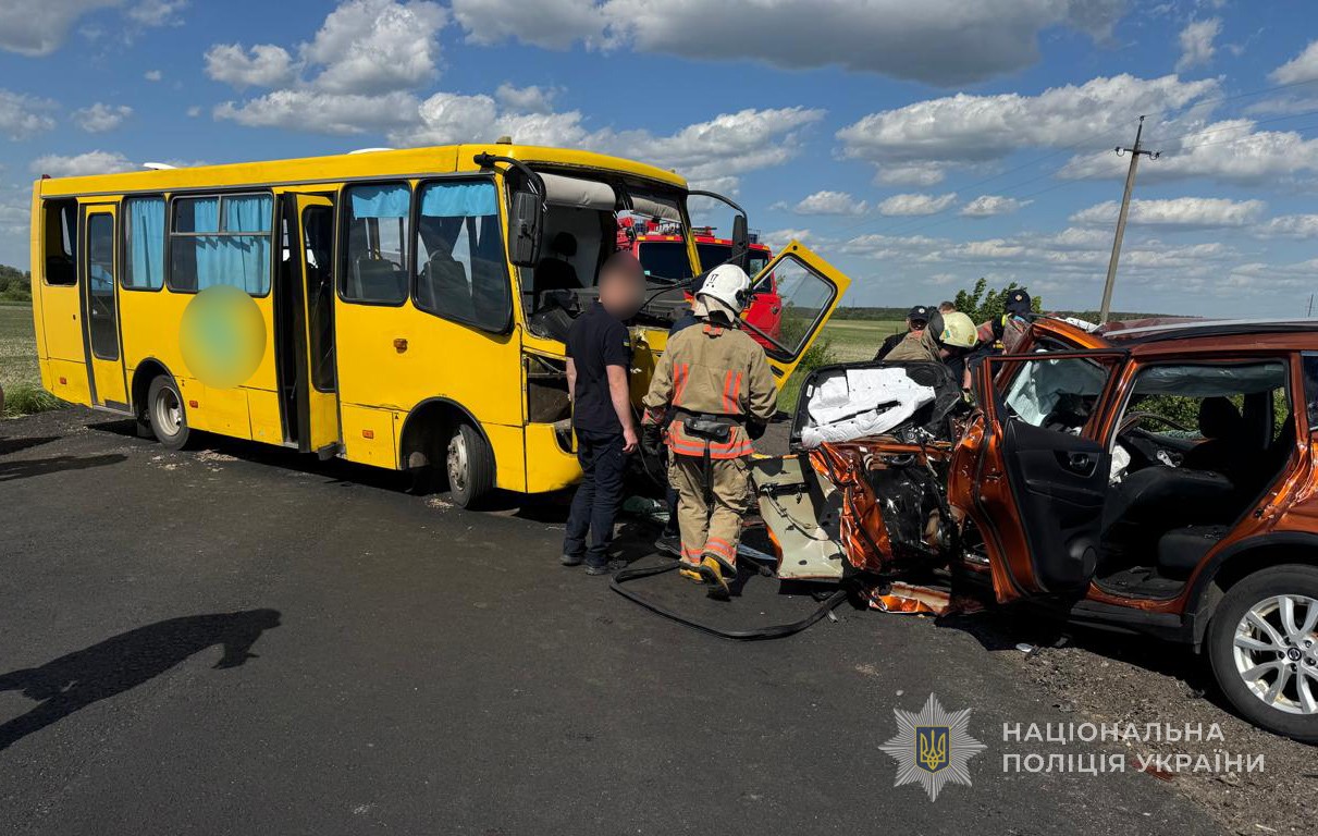На Волині легковик в'їхав у шкільний автобус з дітьми