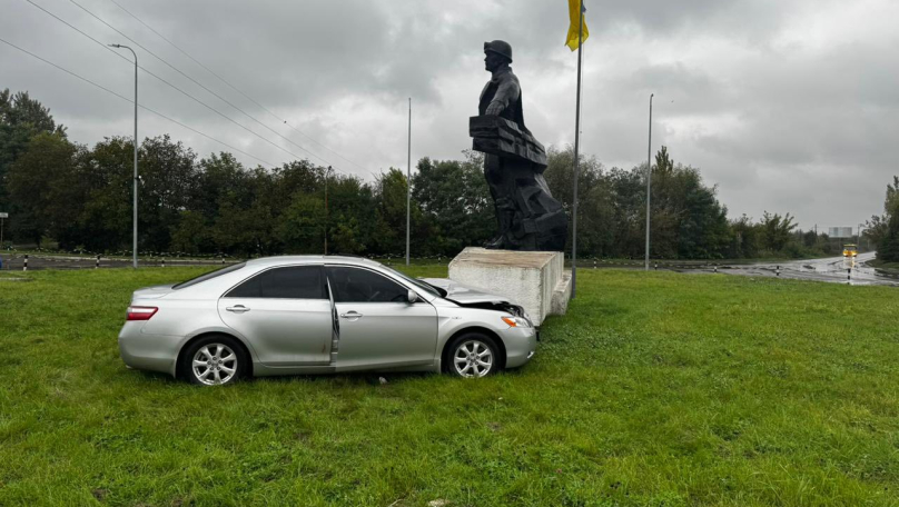На Львівщині водій Toyota раптово помер за кермом та спричинив ДТП (фото)