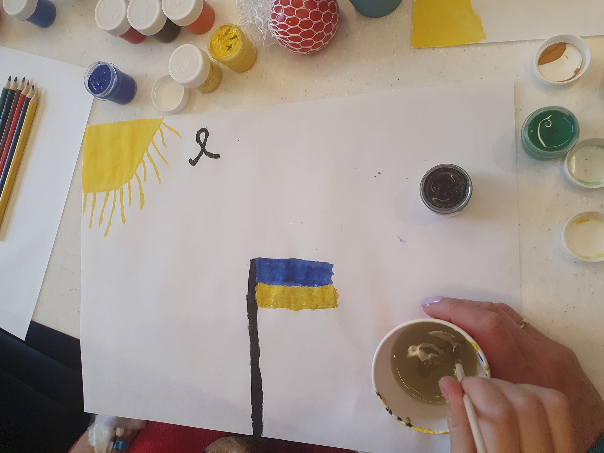 Український прапор у мирному небі. Маленькі пацієнти «Охмадиту» підтримують Героїв малюнками