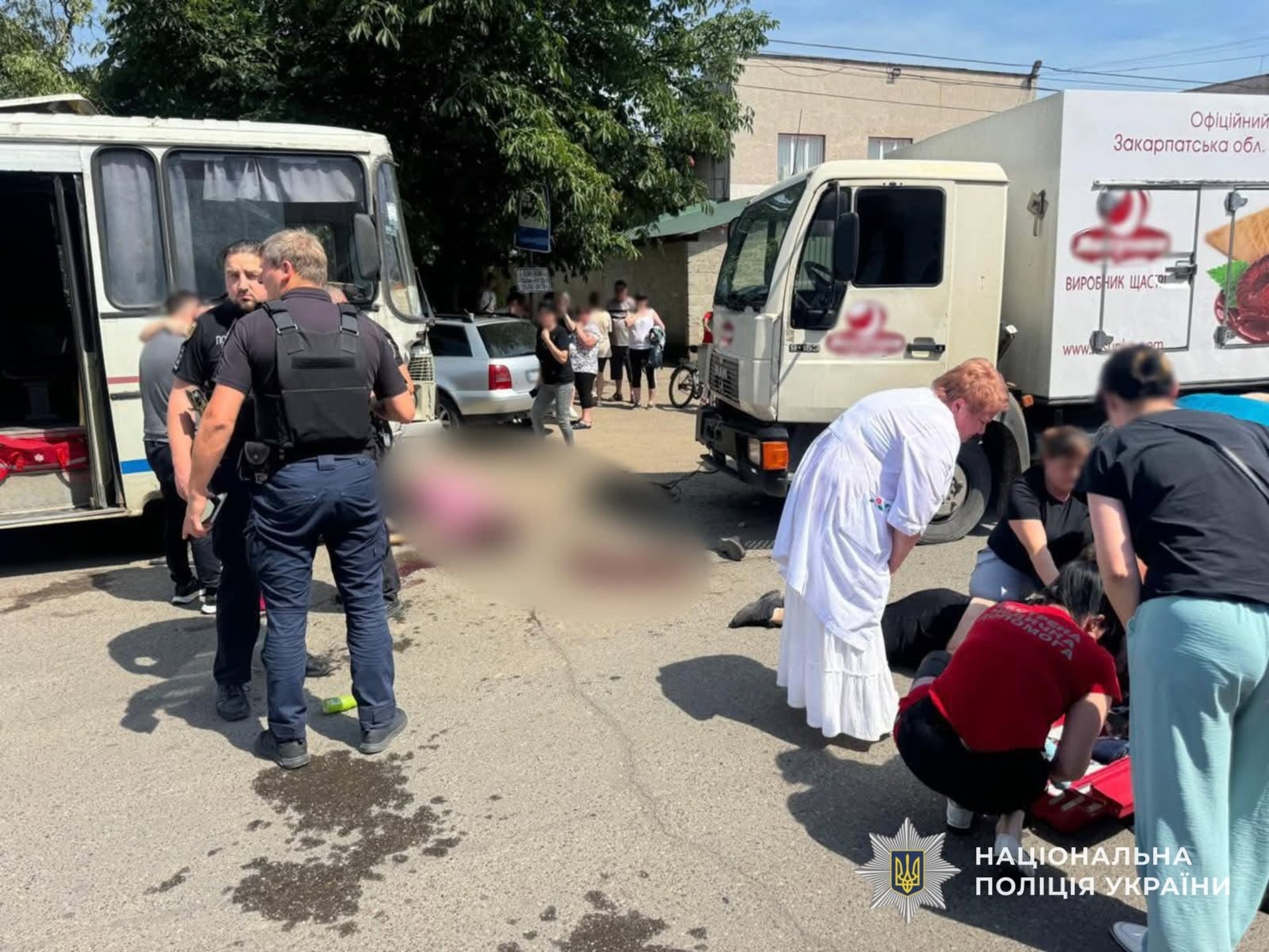 Страшна аварія на Закарпатті: вантажівка влетіла в людей на автобусній зупинці (фото)