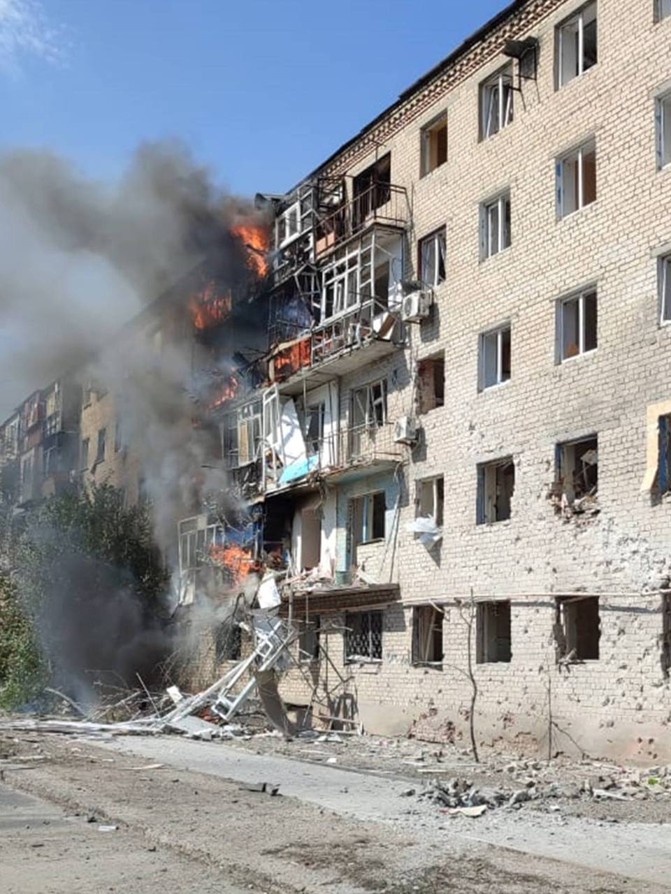 Росіяни обстіляли Курахове на Донеччині. Загинуло четверо осіб, вісім - поранено