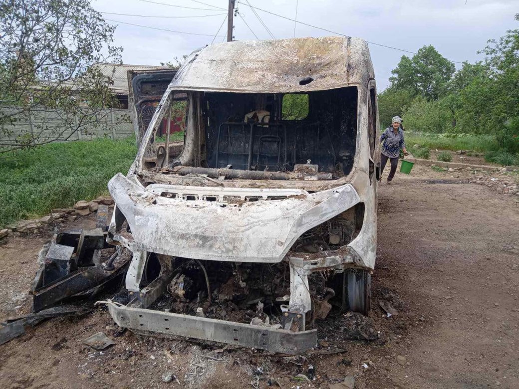 Росіяни атакували "швидку" з пацієнтом на Донеччині: авто повністю знищене