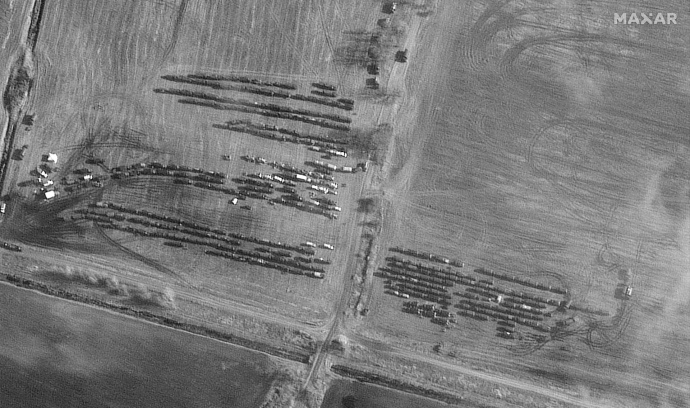 Супутникові фотографії. В Білорусі під кордоном стоїть 150 гелікоптерів і сотні військових машин