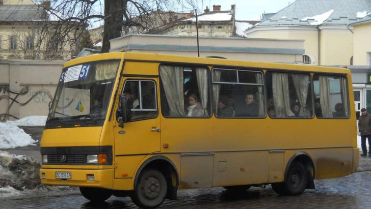 У Львові з маршрутки випав пасажир: лікарі розповіли про його стан