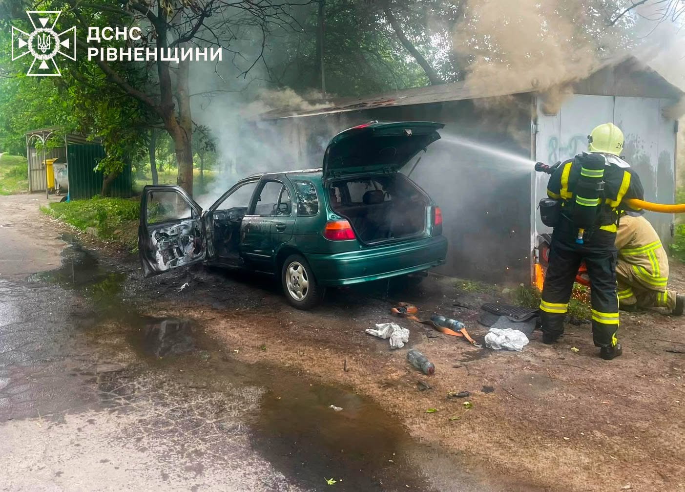 У Рівному загорівся автомобіль біля гаража: вогонь пошкодив будівлю