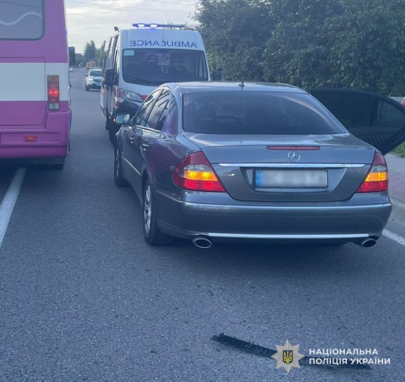 На Львівщині водійка Mercedes збила жінку