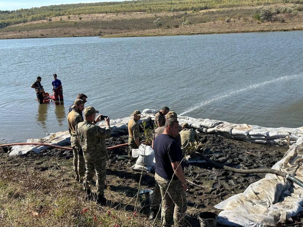 У Молдові місцеві мешканці знайшли в озері уламки ракети