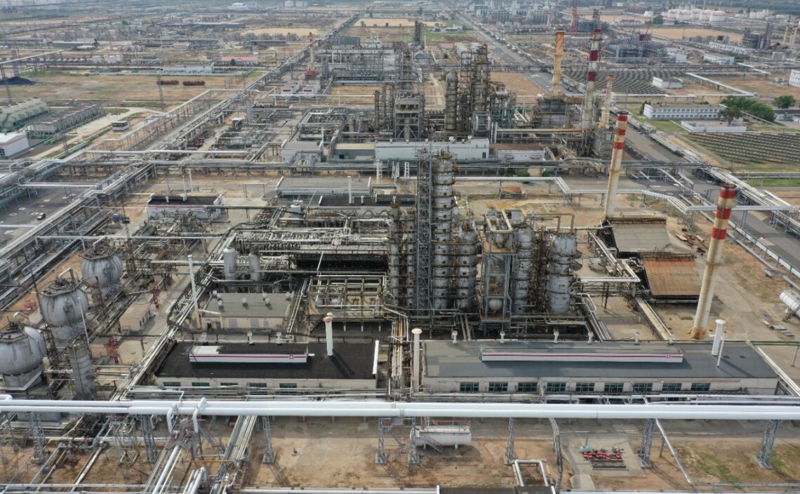 Безпілотники ГУР атакували нафтопереробний завод "Лукойла" - ЗМІ