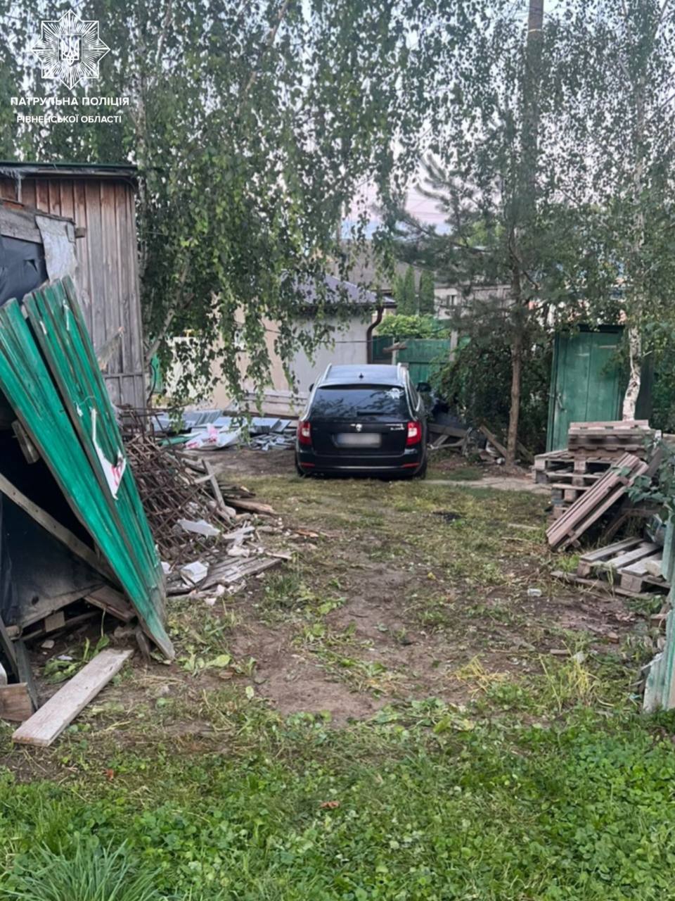 На Рівненщині п'яна водійка влетіла на подвір'я будинку (фото)