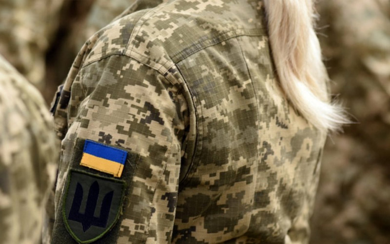 Кабмін зобов'язав медикинь та фармацевток стати на військовий облік