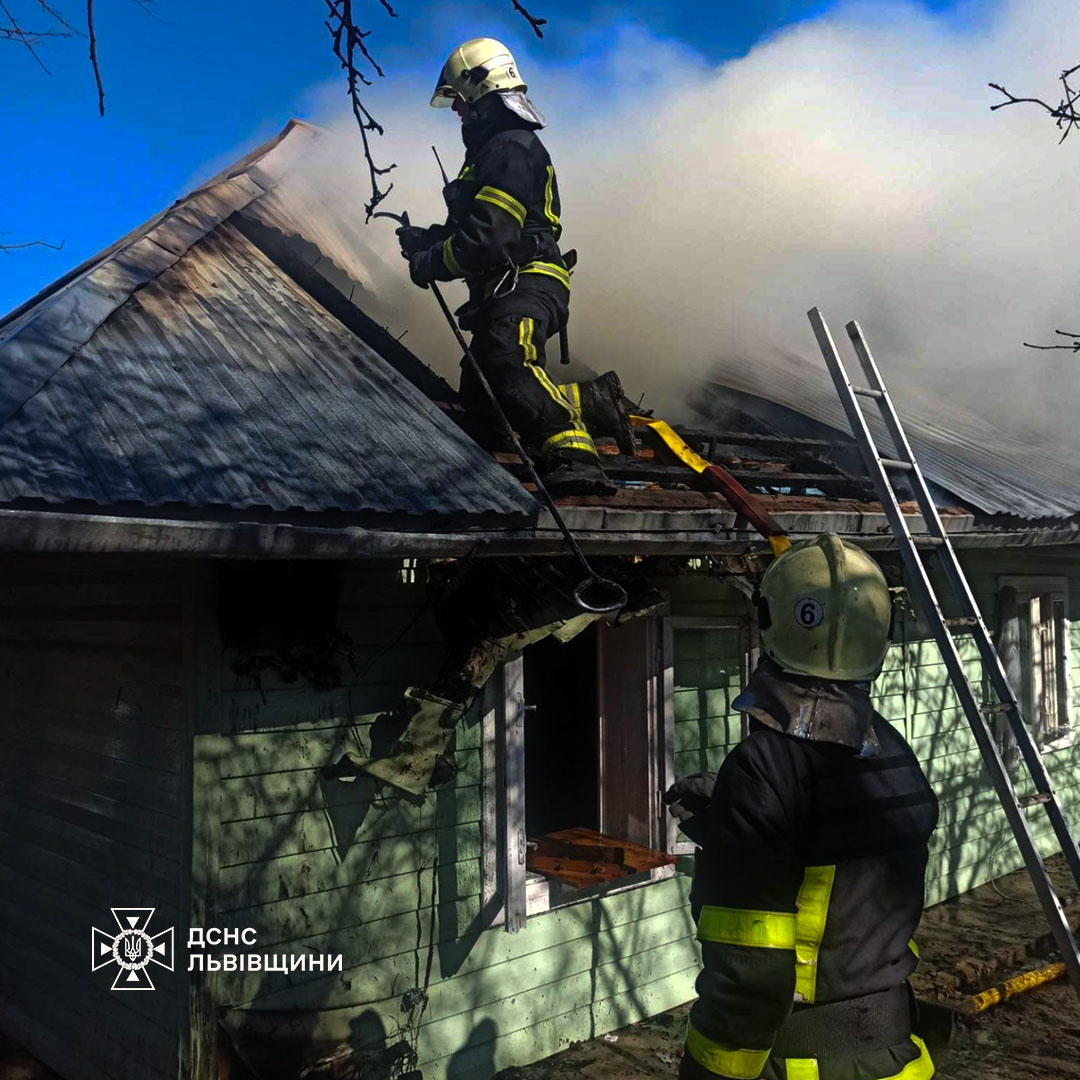 На Львівщині спалахнула потужна пожежа: фото