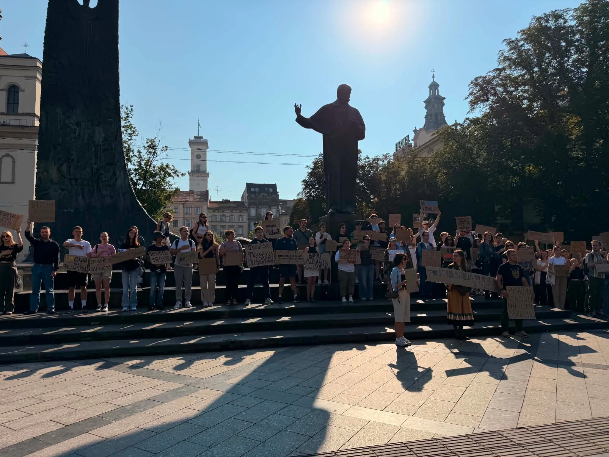 У Львові сотні людей вийшли на мітинг через відставку Федорова (фото)