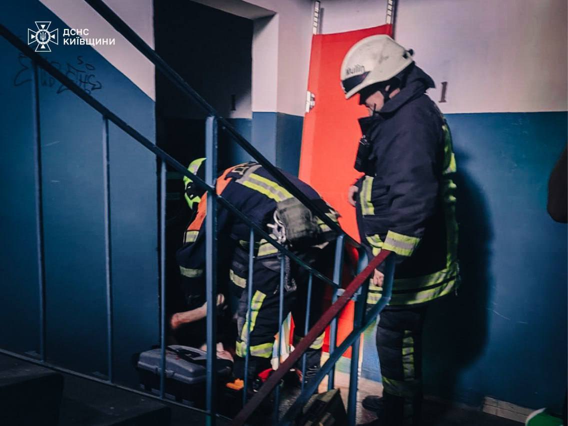 На Київщині чоловік впав в шахту ліфта: що сталося
