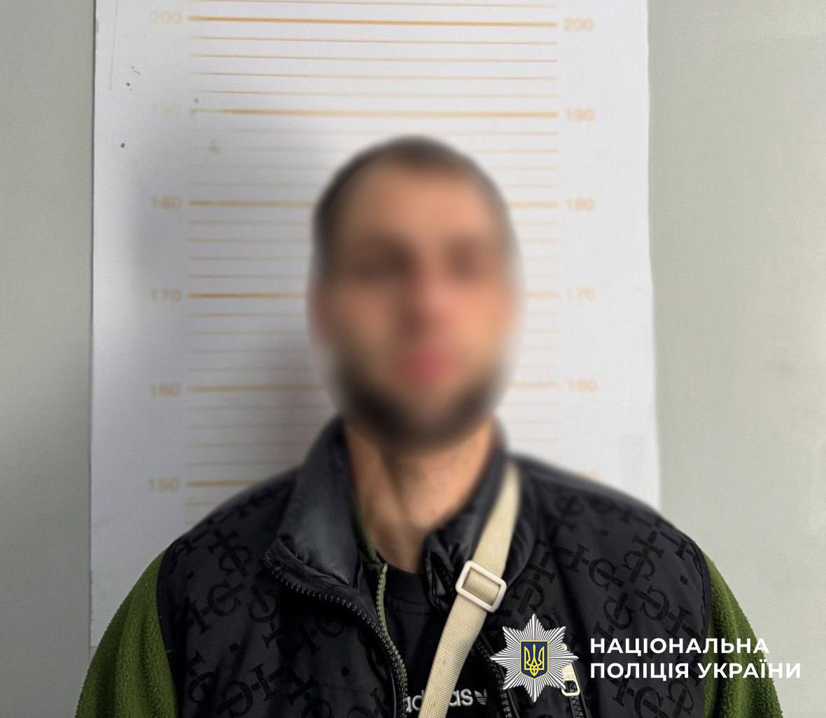 У Києві чоловік з ножем напав на кур'єрів доставки: фото інциденту