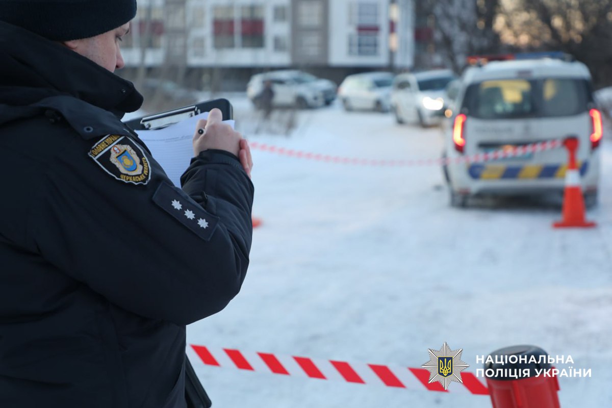 Кинув боєприпас у військових ТЦК та поліцейських: у Черкасах затримали 55-річного чоловіка (ВІДЕО)