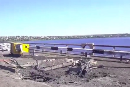 Через діру видно Дніпро: відео Антонівського моста після нічного удару HIMARS