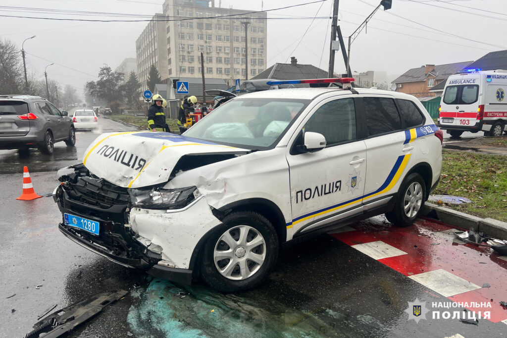 У Черкасах авто поліції потрапило в аварію: хто винен (фото)