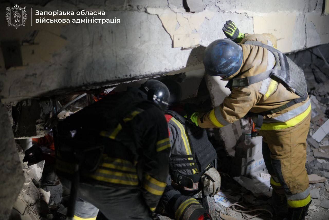 Удар по Запоріжжю: З-під завалів дістали тіло ще однієї людини