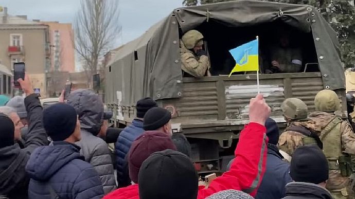 Мешканці вигнали окупантів з Бердянська, а в селі на Сумщині відправили «до Москви» пішки