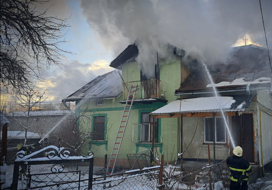 На Львівщині під час пожежі в будинку загинули дідусь і внучка