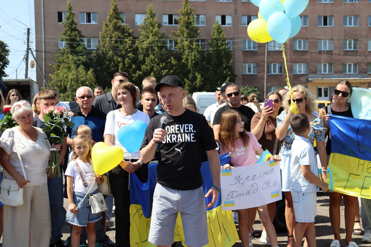 У громаді на Львівщині зустріли звільненого з полону військового